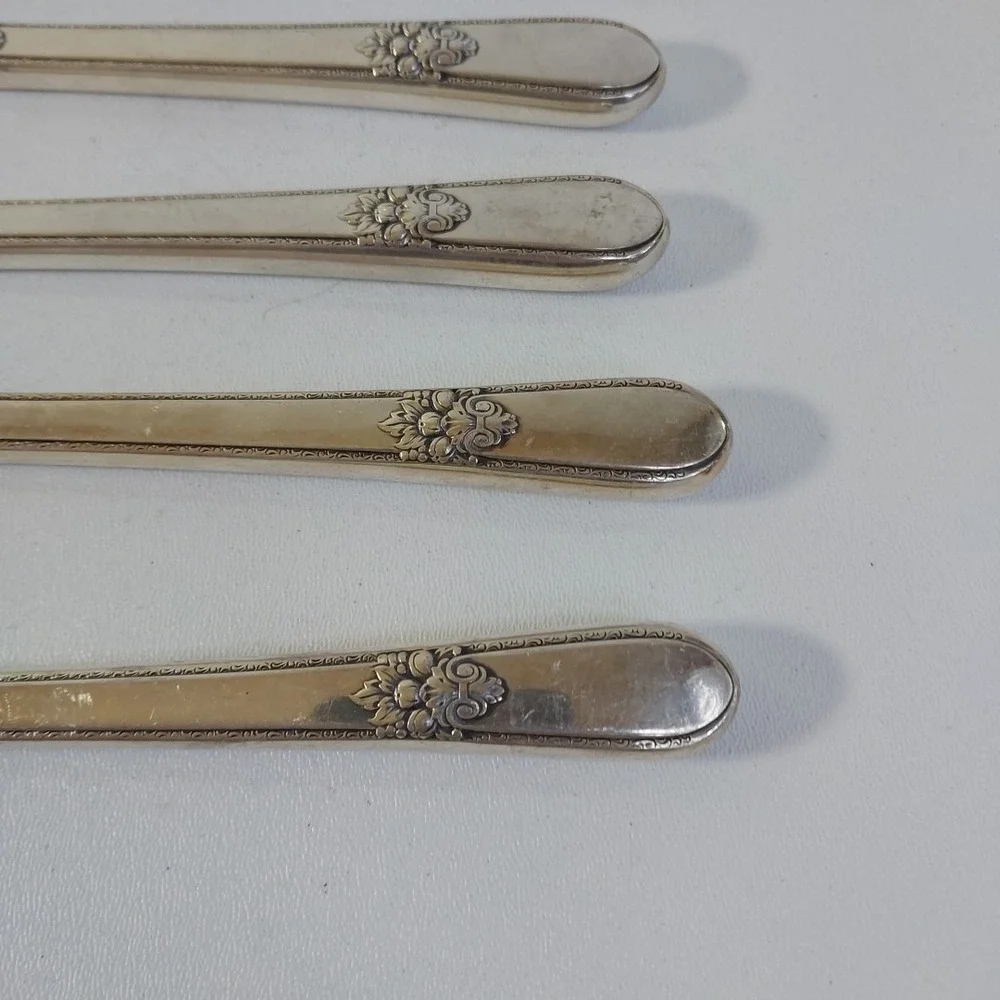 8 Vintage 1847 Rogers Brothers Silver Plated‎ Adoration Dinner Knives